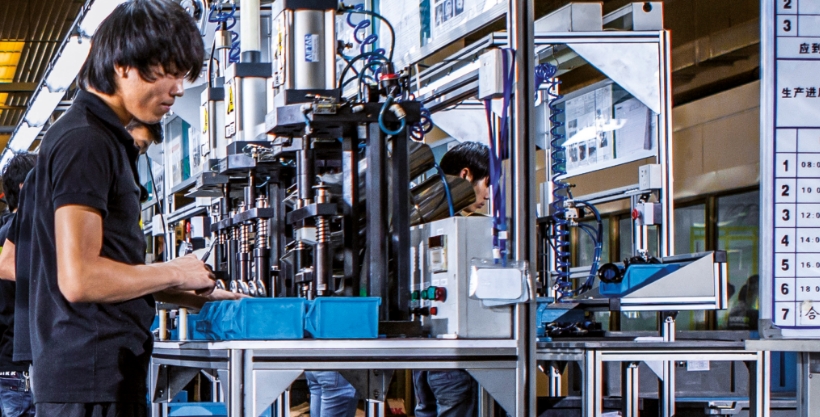Arbeiter produzieren den Noesis Roboter in einer Fabrik